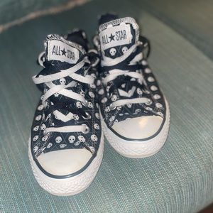 Convers women's skull shoes new without box